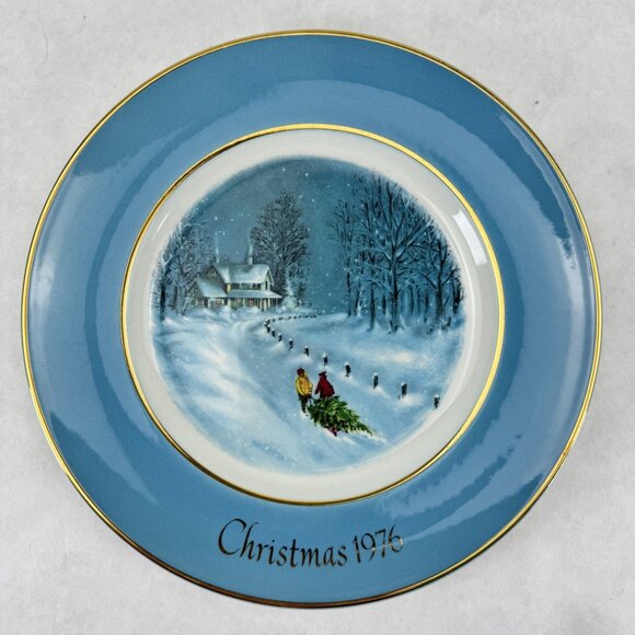 Avon Christmas Plate 1976 "Bringing Home The Tree" By Enoch Wedgwood Third 9" - Picture 1 of 10